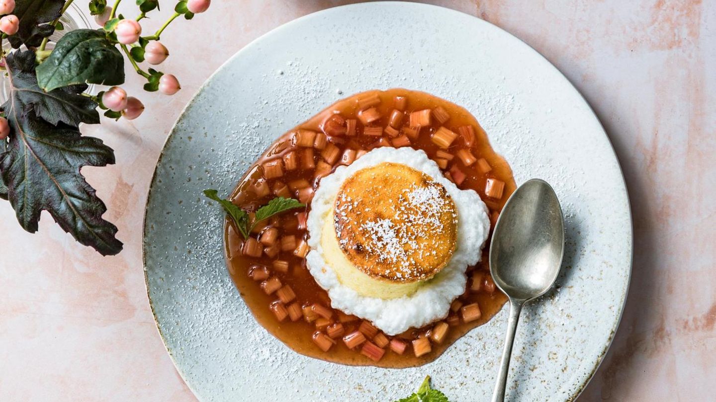 Quarksoufflé mit Waldmeisterschaum und Rhabarber-Ragout