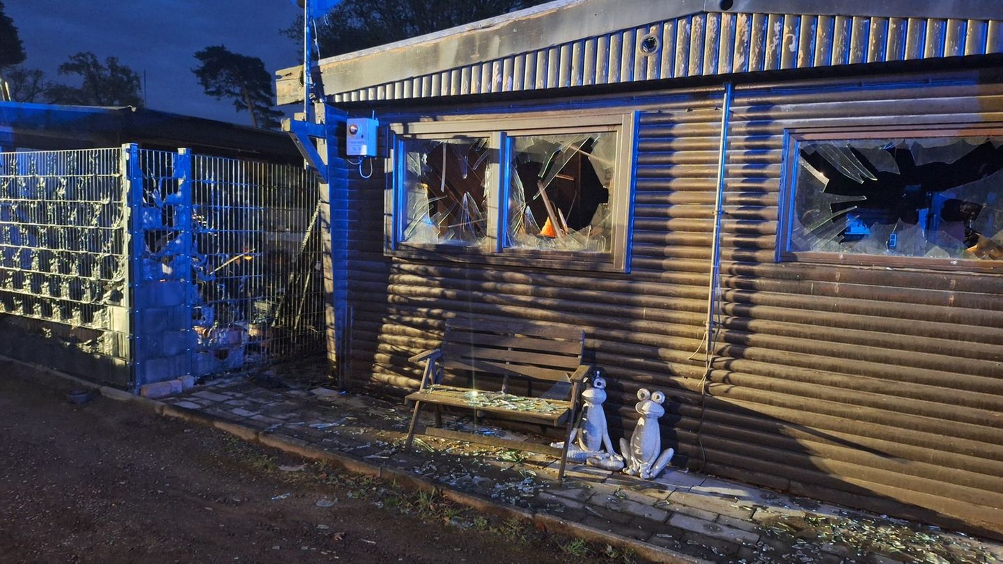 Ein Feuer auf einem Campingplatz in Mülheim an der Ruhr hat für Aufregung gesorgt. (Handout) Foto: Feuerwehr Mülheim an der Ruhr