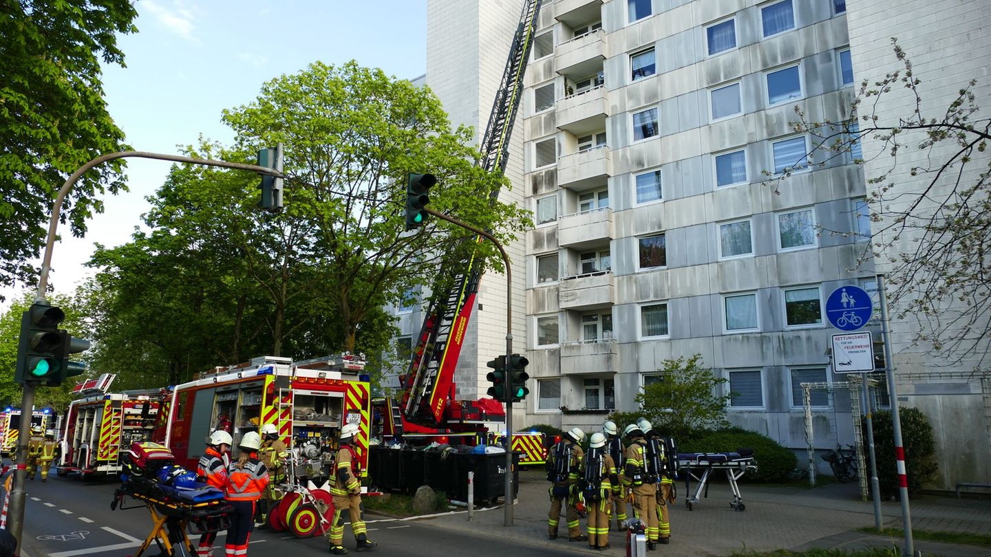Ein Kellerbrand hat in einem Mehrfamilienhaus in Meckenheim zu viel Rauch geführt - mehrere Menschen mussten zur Sicherheit in e