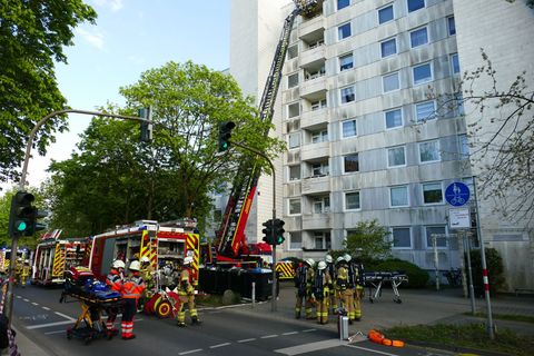 Ein Kellerbrand hat in einem Mehrfamilienhaus in Meckenheim zu viel Rauch geführt - mehrere Menschen mussten zur Sicherheit in e