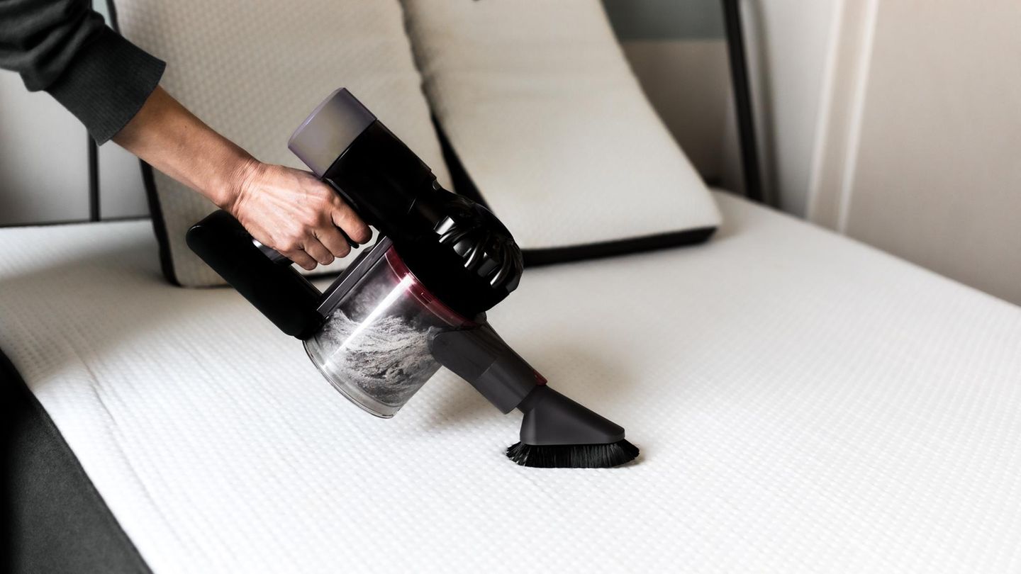 Jemand bedient einen Handstaubsauger.