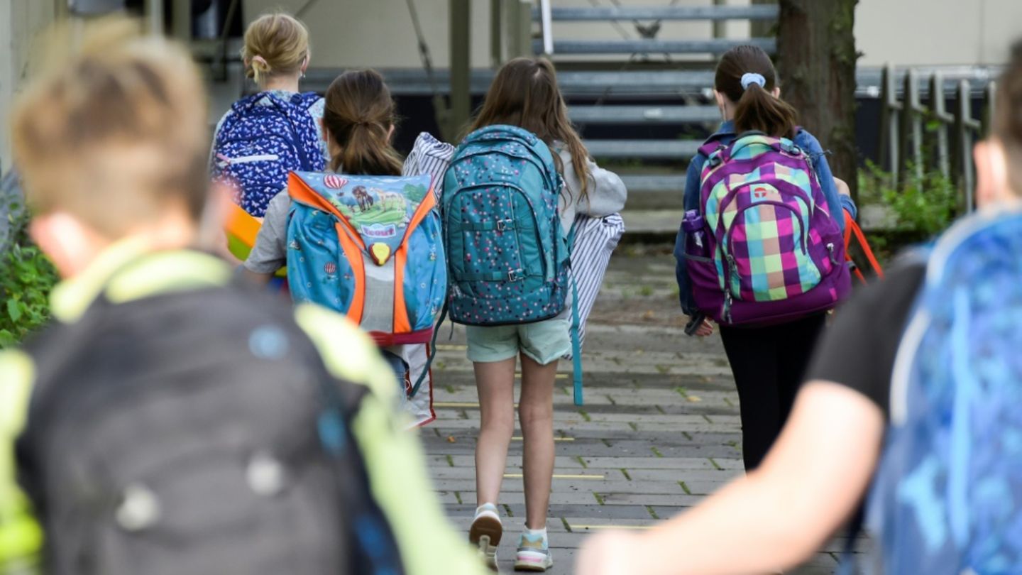 Grundschulkinder vor Schule
