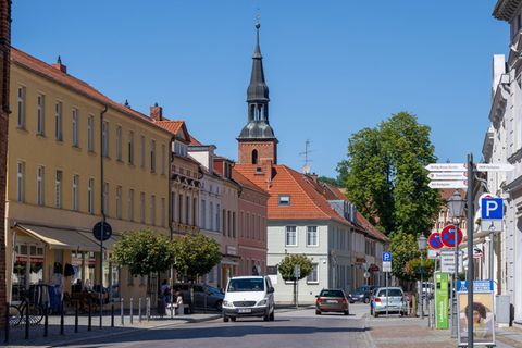 Der historische Stadtkern und Altbauten prägen das Bild der Innenstadt von Wittstock/Dosse im Nordwesten Brandenburgs. Foto: Mon