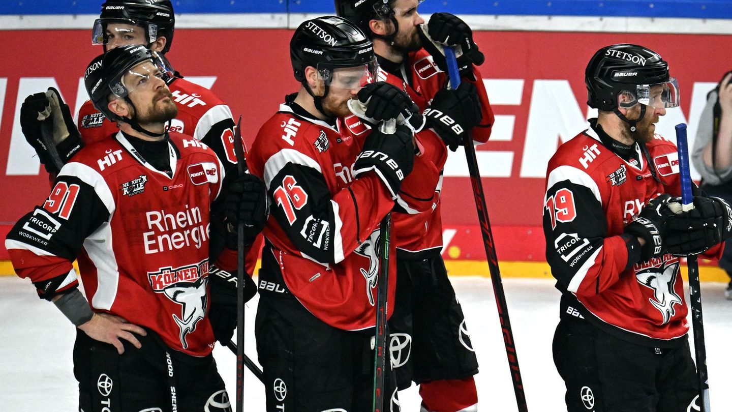 Kölns Kapitän Moritz Müller (l.) ist wieder kein deutscher Meister geworden. Foto: Federico Gambarini/dpa