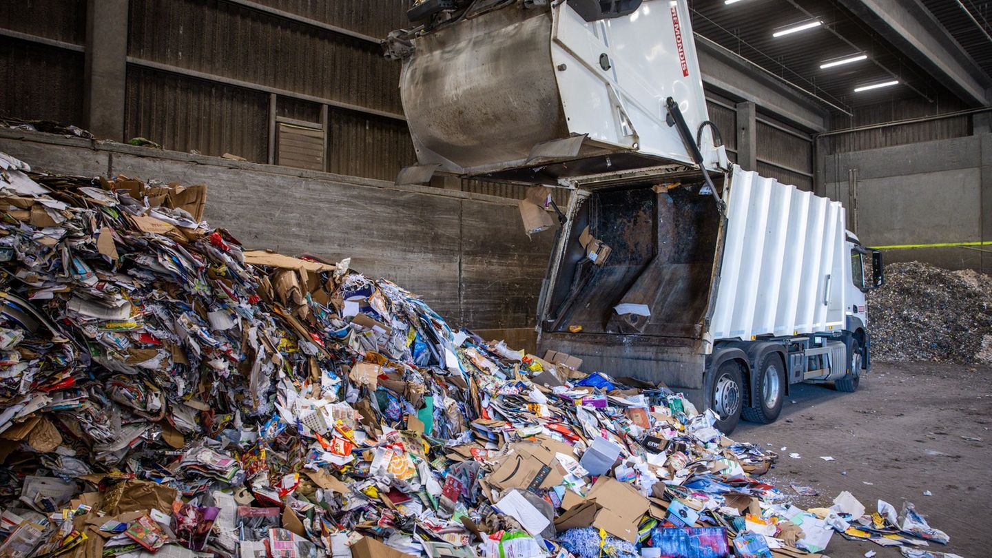 Für grenzüberschreitende Mülltransporte gelten künftig neue Regeln. (Symbolbild) Foto: Jens Büttner/dpa