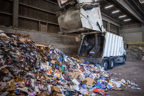 Für grenzüberschreitende Mülltransporte gelten künftig neue Regeln. (Symbolbild) Foto: Jens Büttner/dpa