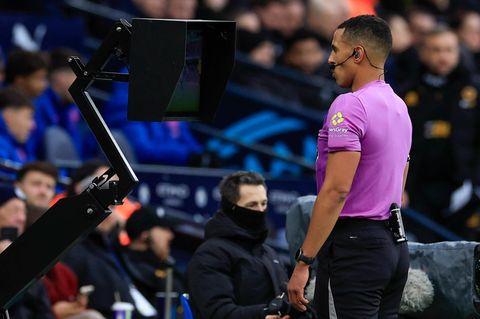 Ein Schiedsrichter schaut auf den VAR-Bildschirm. Auch bei der WM 2026 wird es so sein