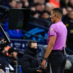 Ein Schiedsrichter schaut auf den VAR-Bildschirm. Auch bei der WM 2026 wird es so sein