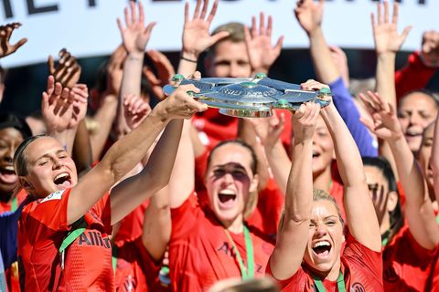 Gewohntes Bild: Die Bayern-Fußballerinnen stehen kurz vor der nächsten Meisterschaft. (Archivbild) Foto: Harry Langer/dpa