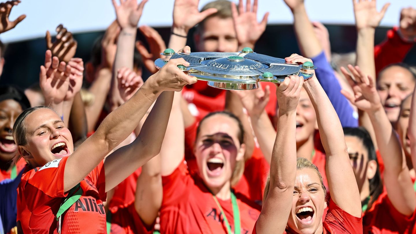 Gewohntes Bild: Die Bayern-Fußballerinnen stehen kurz vor der nächsten Meisterschaft. (Archivbild) Foto: Harry Langer/dpa