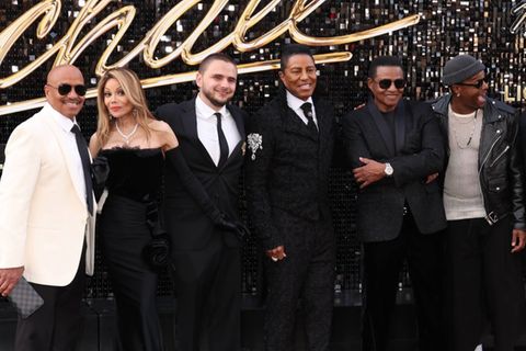 La Toya stellte sich mit ihren Verwandten für ein fröhliches Familienbild auf.