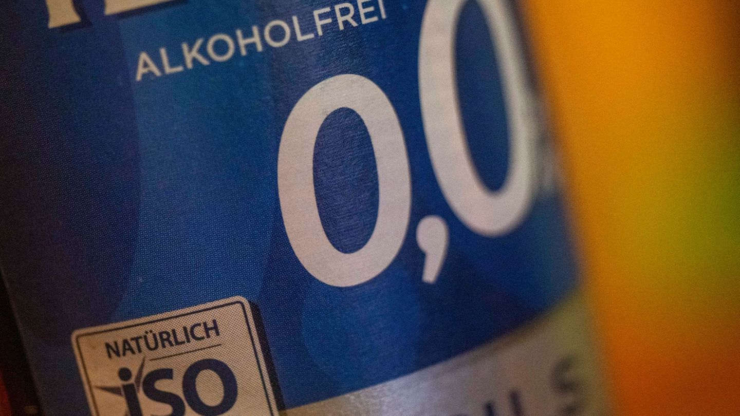 Alkoholfreies Bier wird immer beliebter. (Symbolbild) Foto: Christophe Gateau/dpa