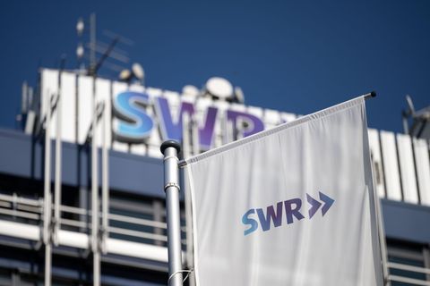 Das Logo des Südwestrundfunks (SWR) ist an einer Flagge des Funkhauses in der Innenstadt zu sehen