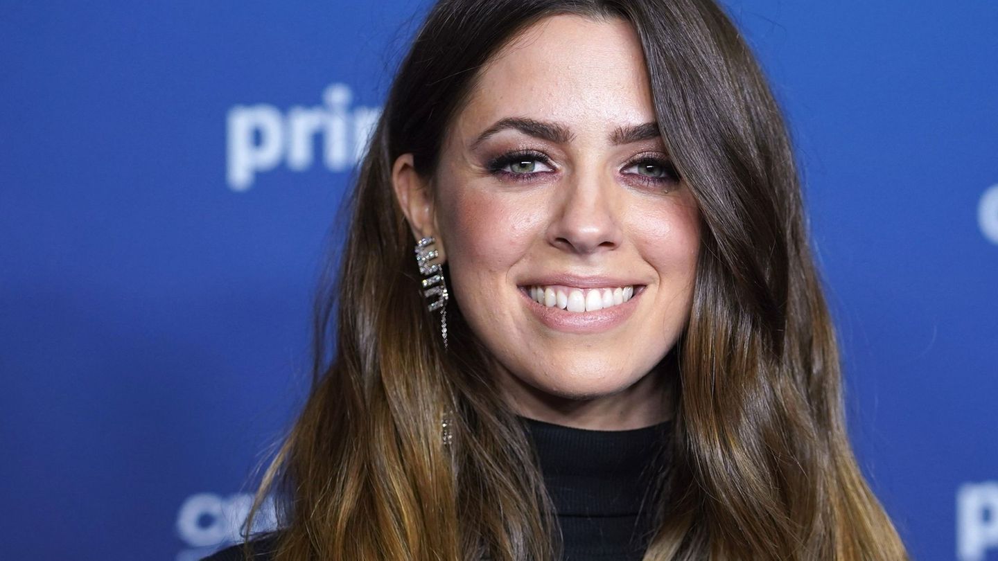 Sängerin Vanessa Mai ruft mit der Moderatorin Lola Weippert andere Frauen zur Vorsorge-Untersuchung beim Frauenarzt auf. (Archiv