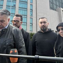 Trauer vor dem Gericht bei den Angehörigen der Hamburger Familie und deren Anwalt. Foto: Linda Say/dpa