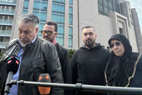 Trauer vor dem Gericht bei den Angehörigen der Hamburger Familie und deren Anwalt. Foto: Linda Say/dpa