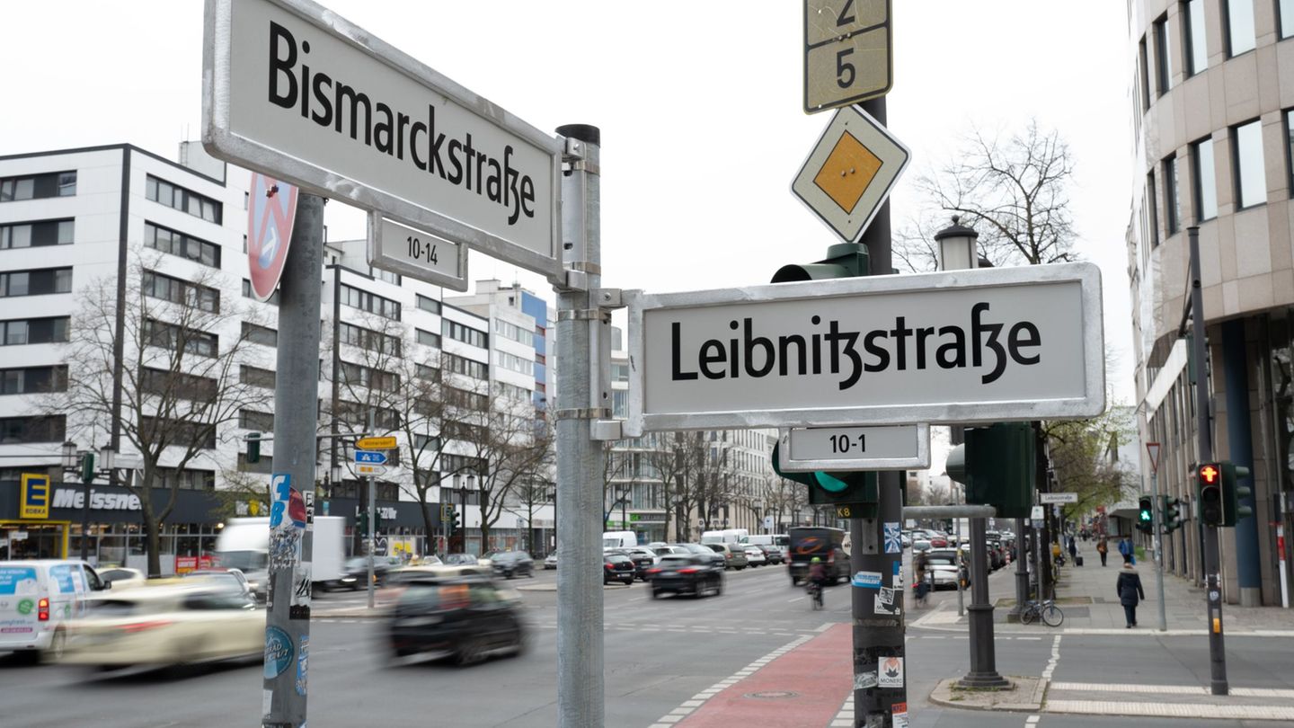 Ein Berliner Straßenschild mit dem Namen des Philosophen Leibniz wies ein "t" zu viel auf und musste ausgetauscht werden. (Archi