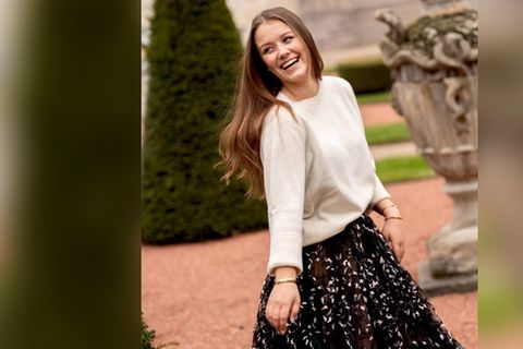 Prinzessin Isabella posiert lachend für die neuen Geburtstagsporträts.