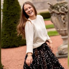 Prinzessin Isabella posiert lachend für die neuen Geburtstagsporträts.