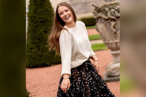 Prinzessin Isabella posiert lachend für die neuen Geburtstagsporträts.