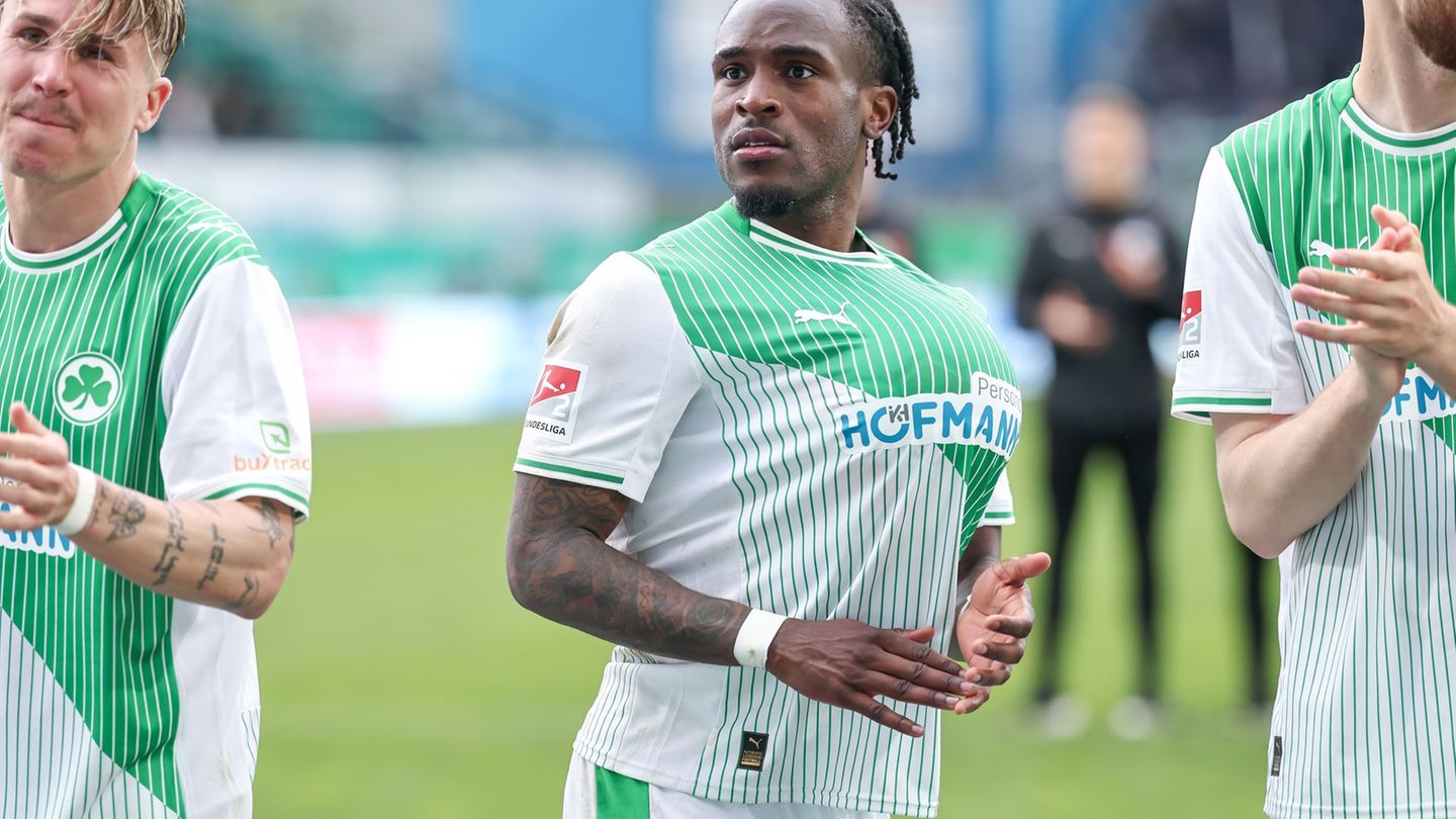 Erst Dreierpack, dann Transfernachricht. Fürths Noel Futkeu. (Archivbild) Foto: Daniel Löb/dpa