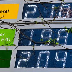Am Vormittag ist Sprit deutlich billiger als am Nachmittag - E10 gibt es dann teilweise für weniger als 2 Euro. (Archivbild) Fot