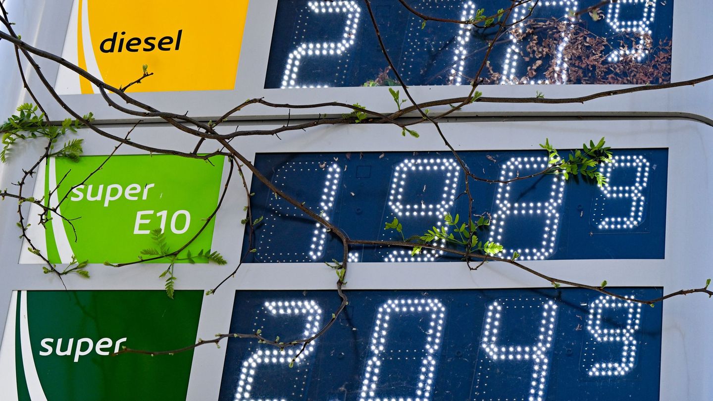 Am Vormittag ist Sprit deutlich billiger als am Nachmittag - E10 gibt es dann teilweise für weniger als 2 Euro. (Archivbild) Fot