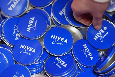 Nivea ist die nach Umsatz wichtigste Marke von Beiersdorf. (Archivbild) Foto: Marcus Brandt/dpa