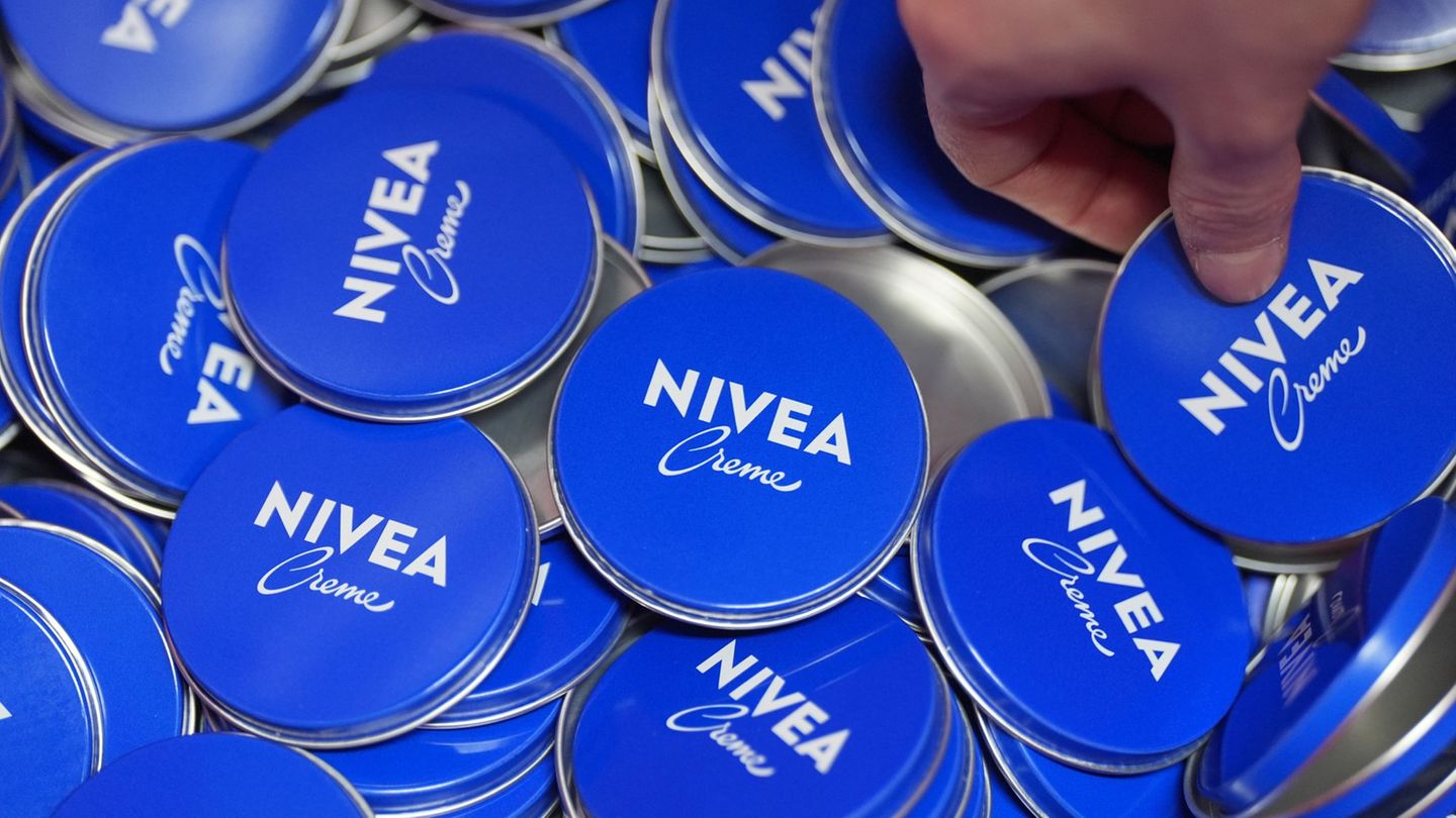 Nivea ist die nach Umsatz wichtigste Marke von Beiersdorf. (Archivbild) Foto: Marcus Brandt/dpa