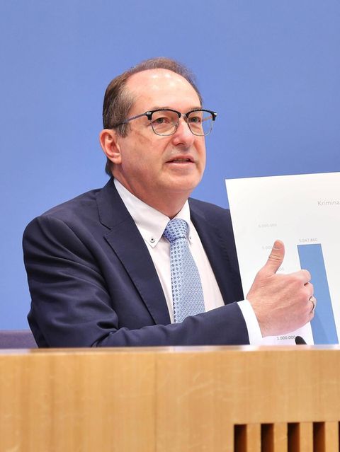 Bundesinnenminister Alexander Dobrindt stellt die polizeiliche Kriminalstatistik für das Jahr 2025 vor.