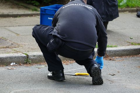 Ein Kriminaltechniker untersucht ein Messer am Tatort. Foto: Christoph Reichwein/dpa