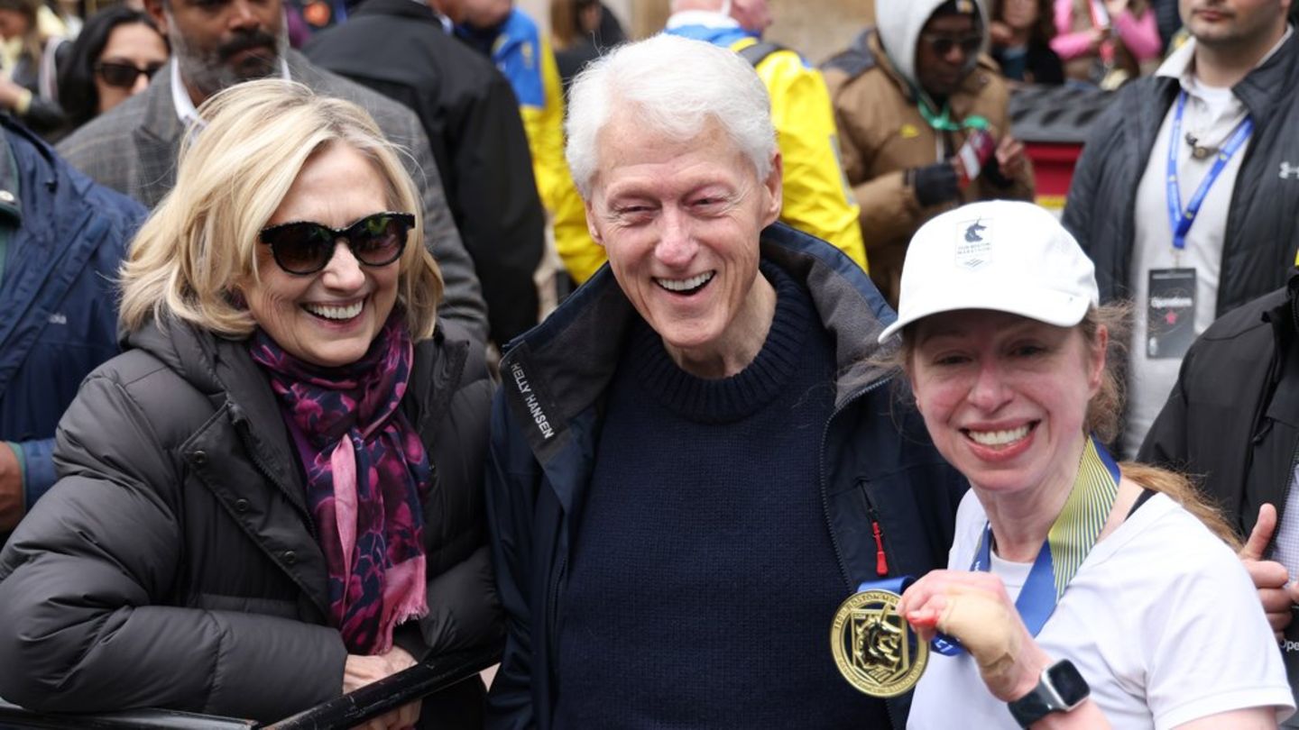 Mama Hillary, Papa Bill und Tochter Chelsea Clinton (re.) im Zielbereich des diesjährigen Boston-Marathons.