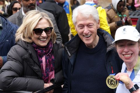 Mama Hillary, Papa Bill und Tochter Chelsea Clinton (re.) im Zielbereich des diesjährigen Boston-Marathons.