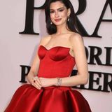 Vor 20 Jahren spielte Anne Hathaway die junge Andy Sachs, die neu im Modebusiness Fuß fassen wollte. Und dabei in manches modische Fettnäpfchen trat. Das passiert Hathaway privat schon lange nicht mehr. Zur Premiere trug sie ein Louis-Vuitton-Kleid aus rotfarbenem Satin von Nicolas Ghesquière. Vor allem der voluminöse Rock zum korsettartigen Oberteil mit herzförmigem Ausschnitt sorgte für Eindruck.