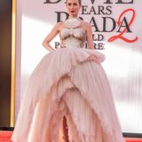 Ähnlich viel Platz nahm der Rock des Schiaparelli-Kleids von Emily Blunt ein: Sie spielt erneut die scharfzüngige Assistentin Emily Charlton im Film.