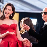 Ebenfalls wieder mit dabei ist Stanley Tucci, der den Modechef Nigel Kipling spielt. Hathaway wurde kürzlich gefragt, wer die größte Diva am Set gewesen sei. „Es ist Stanley Tucci. Er macht so viel Aufhebens um seine Kleidung“, scherzte sie.