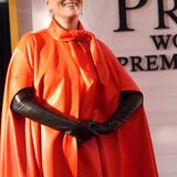 Ein Look, der Drama verspricht: Meryl Streep machte ihrer Rolle Miranda Priestley alle Ehre und warf sich für die Premiere in ein rotes Ledercape von Givenchy. Sie entschied sich außerdem für eine riesige schwarze Sonnenbrille als Accessoire – ganz ähnlich, wie es ihr Film-Vorbild Anna Wintour häufig tut.