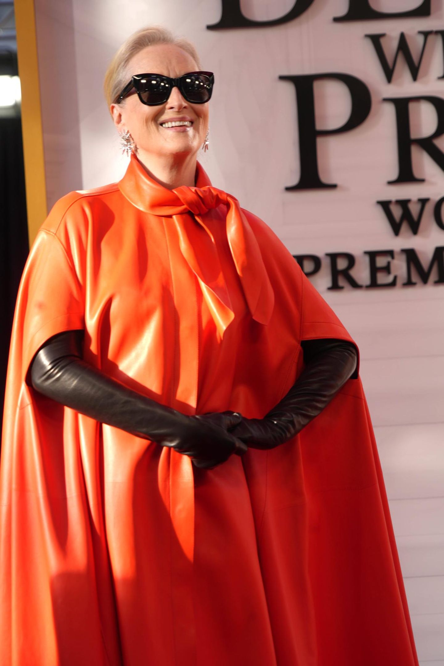 Ein Look, der Drama verspricht: Meryl Streep machte ihrer Rolle Miranda Priestley alle Ehre und warf sich für die Premiere in ein rotes Ledercape von Givenchy. Sie entschied sich außerdem für eine riesige schwarze Sonnenbrille als Accessoire – ganz ähnlich, wie es ihr Film-Vorbild Anna Wintour häufig tut.