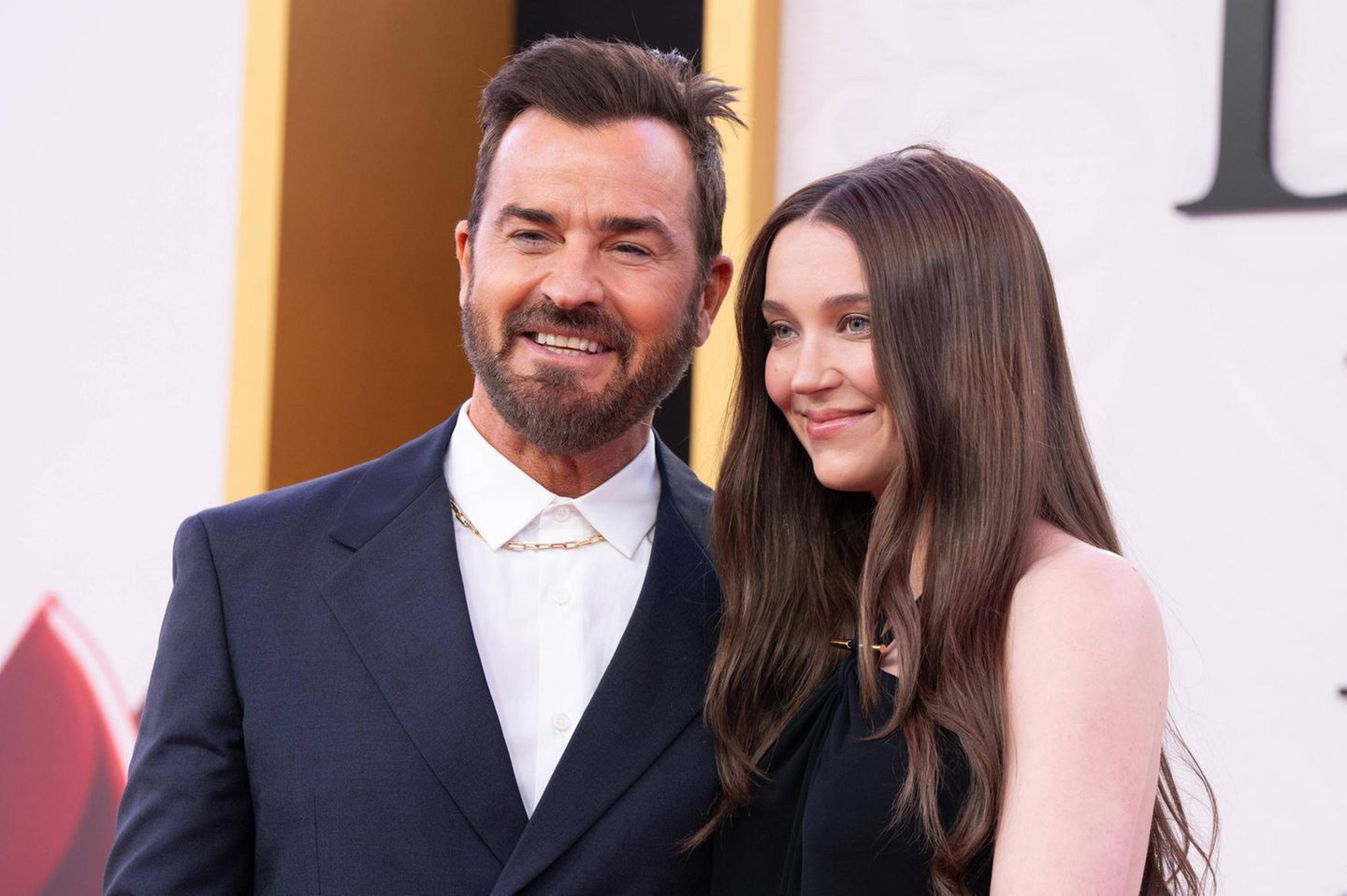 Für Schauspieler Justin Theroux und seine Frau Nicole Brydon Bloom war es ein besonderer Abend: Das Paar zeigte sich erstmals nach der Geburt seines Sohnes in der Öffentlichkeit. Erst zwei Tage zuvor hatten sie bekannt gegeben, erstmals Eltern geworden zu sein.