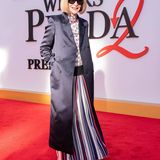 Und hier das Original: Anna Wintour kann mittlerweile über ihre Satire lachen. Die Autorin Lauren Weisberger hatte das bissige Buch geschrieben, das dann verfilmt wurde, nachdem sie lange für die „Vogue“-Chefin gearbeitet hatte. 