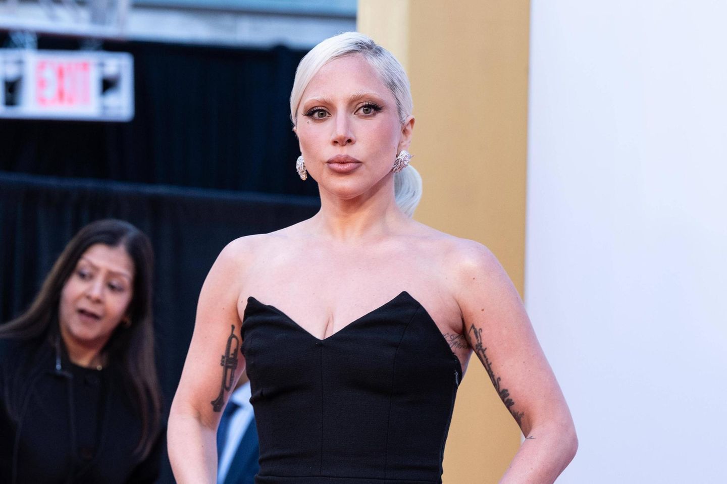 Lady Gaga steuerte gemeinsam mit Doechii einen Song zum Soundtrack von „Der Teufel trägt Prada 2“ bei und erschien ganz in Schwarz zur Weltpremiere.