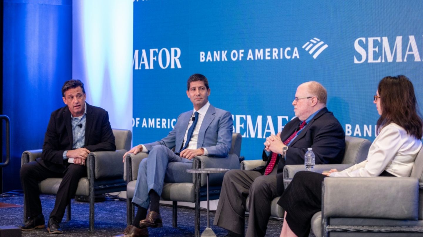 Kevin Warsh in einer Diskussionsrunde (2. von links)