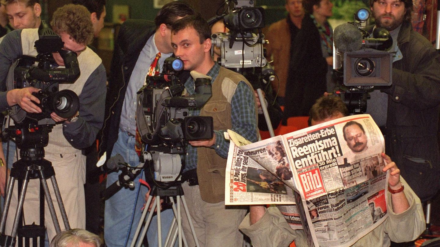 Entgegen der Forderung der Entführer meldet sich Scheerer bei der Polizei, die daraufhin mit 200 Beamten ermittelt. Schnell kursieren in den Medienhäusern erste Gerüchte über die Entführung des Millionärs. Die Polizei bittet die Medienvertreter eindringlich darum, nicht zu berichten. Tatsächlich halten sich die Journalisten an die Absprache. 