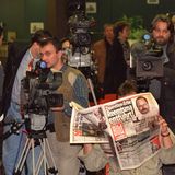 Entgegen der Forderung der Entführer meldet sich Scheerer bei der Polizei, die daraufhin mit 200 Beamten ermittelt. Schnell kursieren in den Medienhäusern erste Gerüchte über die Entführung des Millionärs. Die Polizei bittet die Medienvertreter eindringlich darum, nicht zu berichten. Tatsächlich halten sich die Journalisten an die Absprache. 