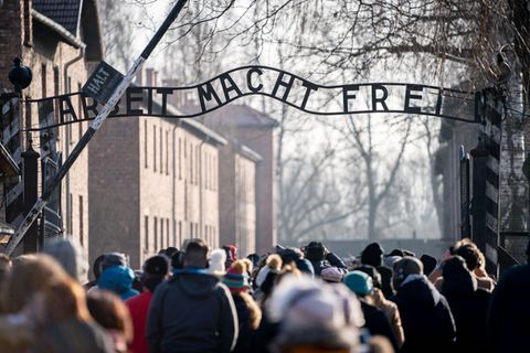 Der Nazi-Spruch "Arbeit macht frei" war über dem Tor zum KZ Auschwitz angebracht. (Archivbild) Foto: Kay Nietfeld/dpa