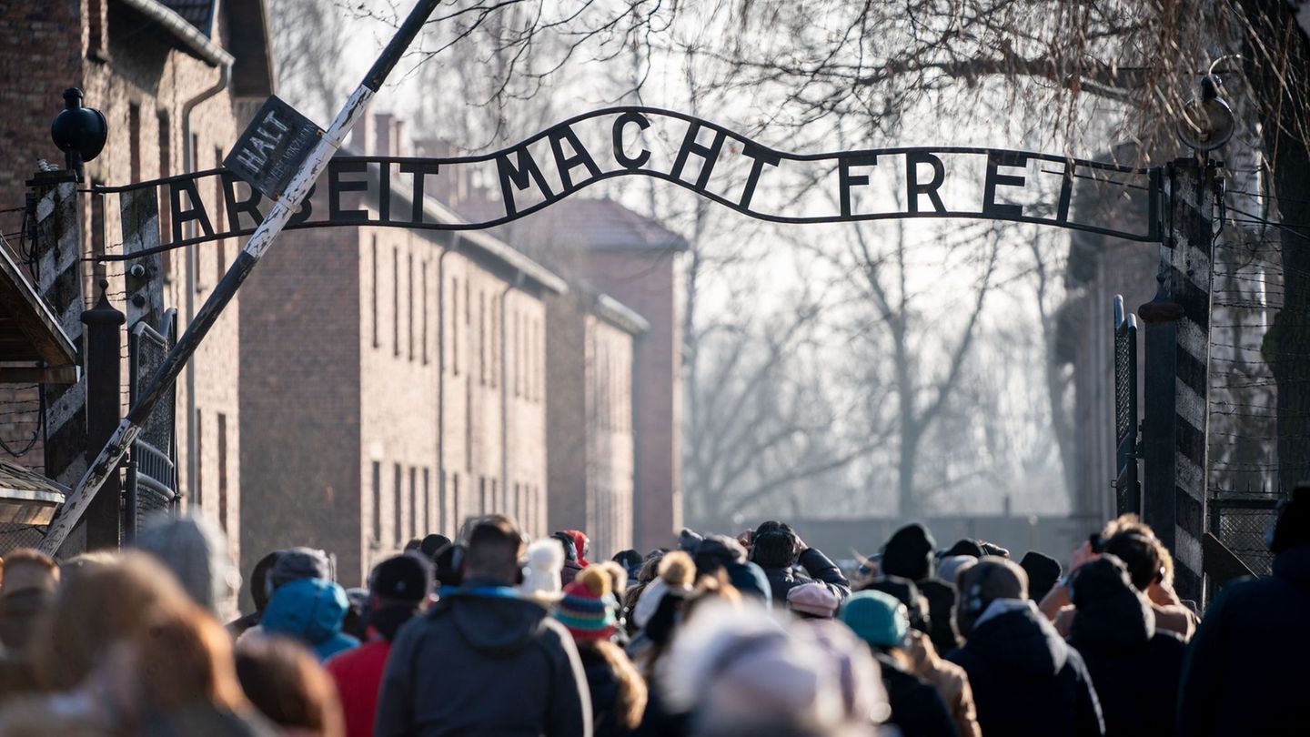 Der Nazi-Spruch "Arbeit macht frei" war über dem Tor zum KZ Auschwitz angebracht. (Archivbild) Foto: Kay Nietfeld/dpa