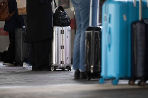 Die Opfer sollen am Bahnsteig ausgewählt worden sein. (Symbolbild). Foto: Marijan Murat/dpa
