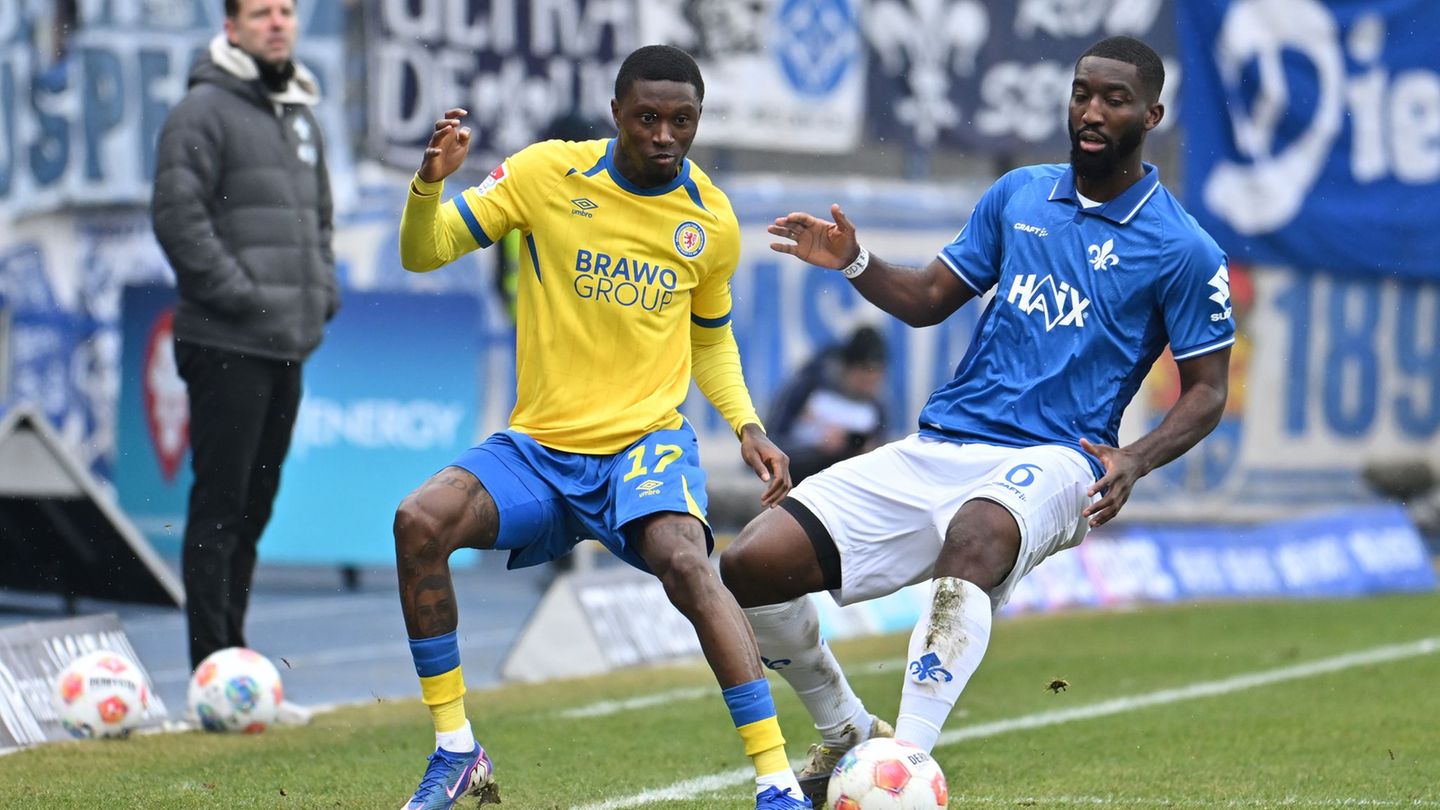 Braunschweigs Aaron Opoku (l.) fällt aus. (Archivbild) Foto: Swen Pförtner/dpa