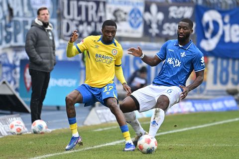 Braunschweigs Aaron Opoku (l.) fällt aus. (Archivbild) Foto: Swen Pförtner/dpa