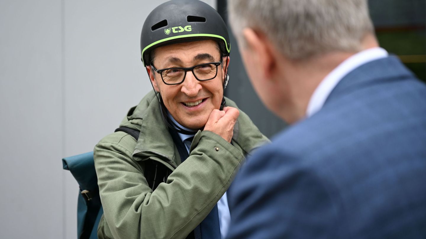 Özdemir kam angeradelt zum Verhandlungstermin. Foto: Katharina Kausche/dpa